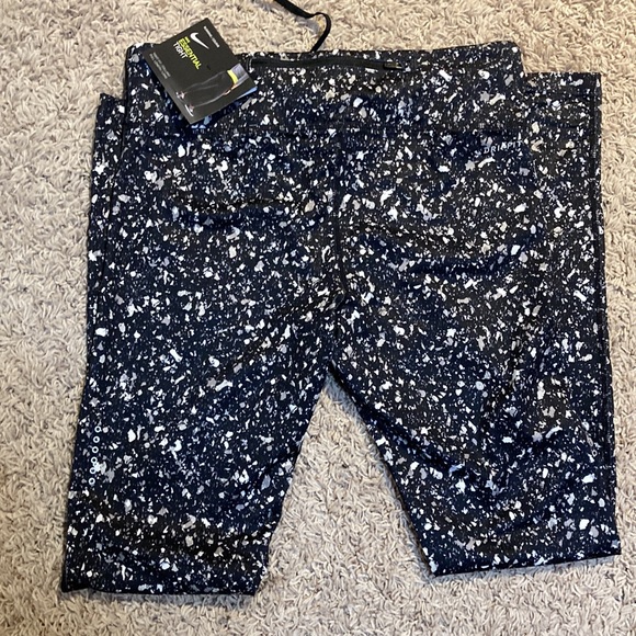 Nike leggings. - Picture 5 of 9